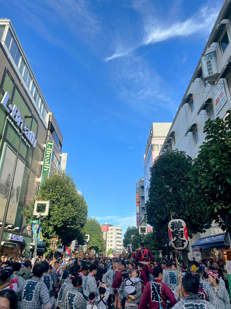 吉祥寺駅北口のお祭り風景