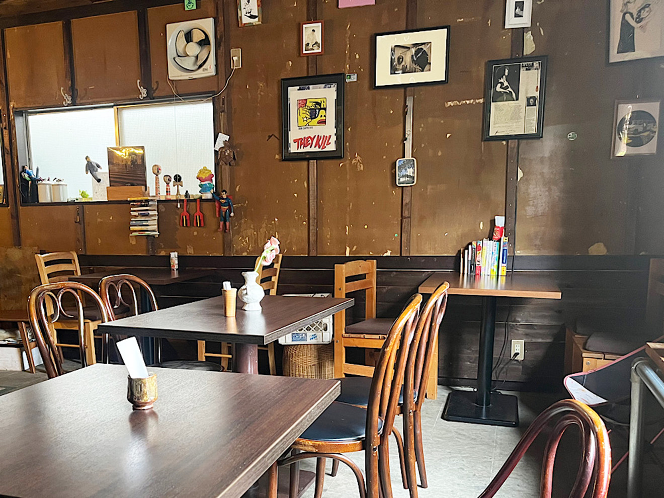 えんとつの店内のテーブルとイス