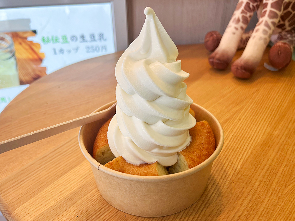 「いっ久どーなつ」豆乳ソフトクリームのせ