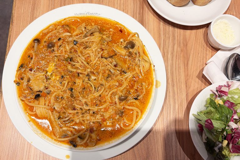 「ホームズパスタ下北沢」のあふれるスープ！名物”絶望のスパゲッティ”を実食レポート