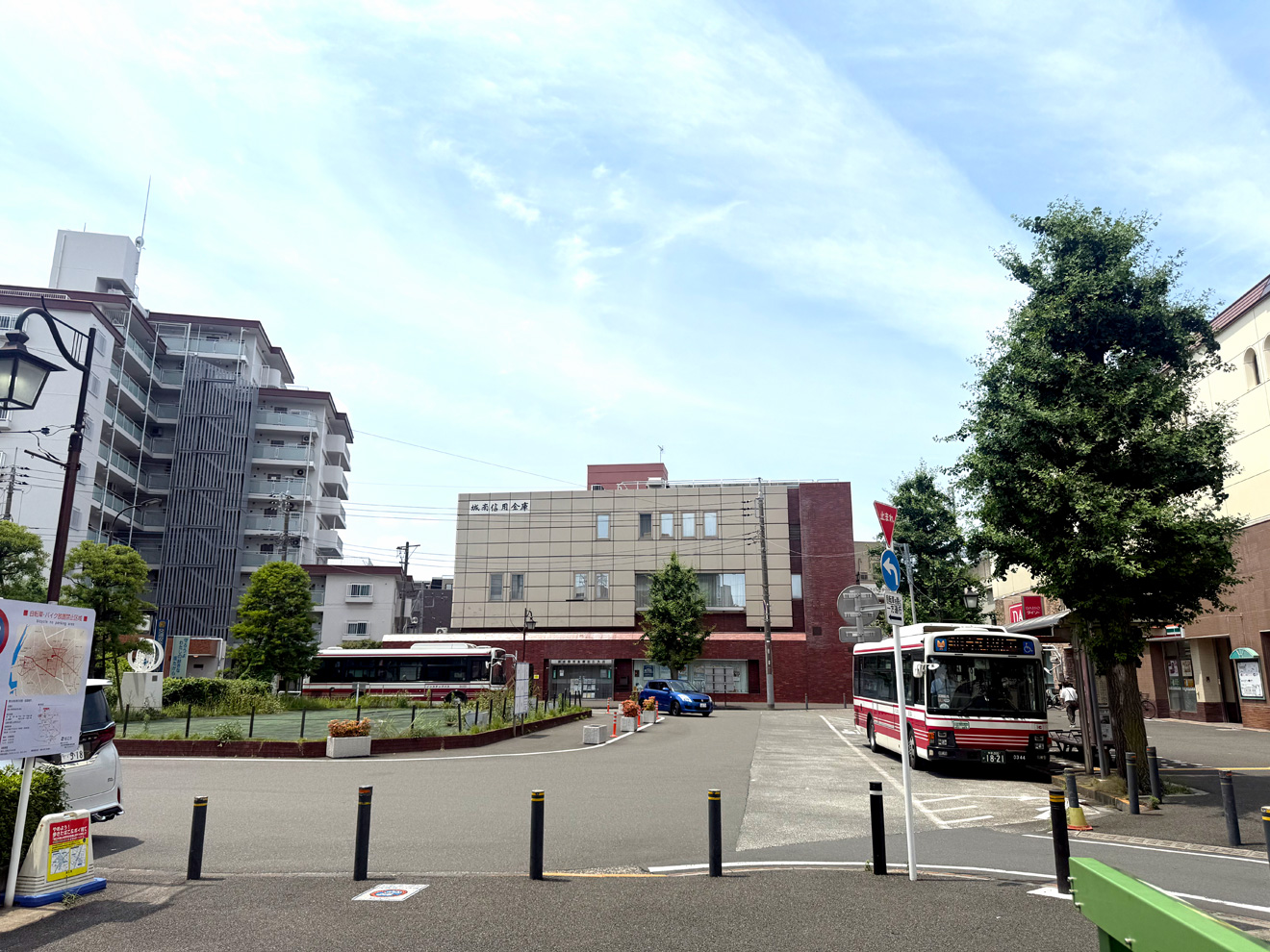 狛江駅前のバスロータリー