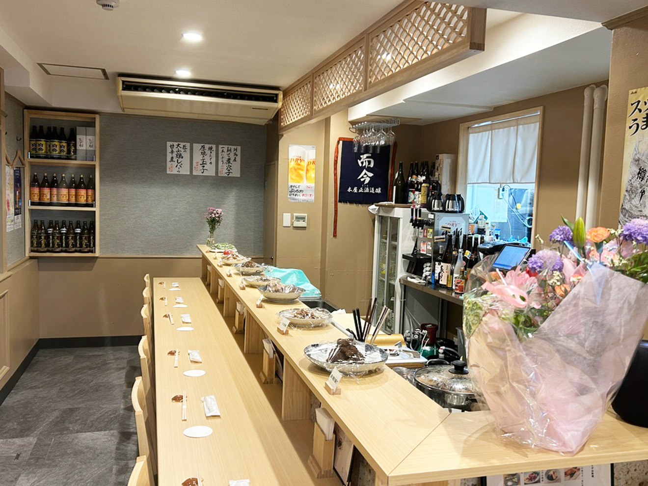 「日本酒と小料理 かめさん」の店内