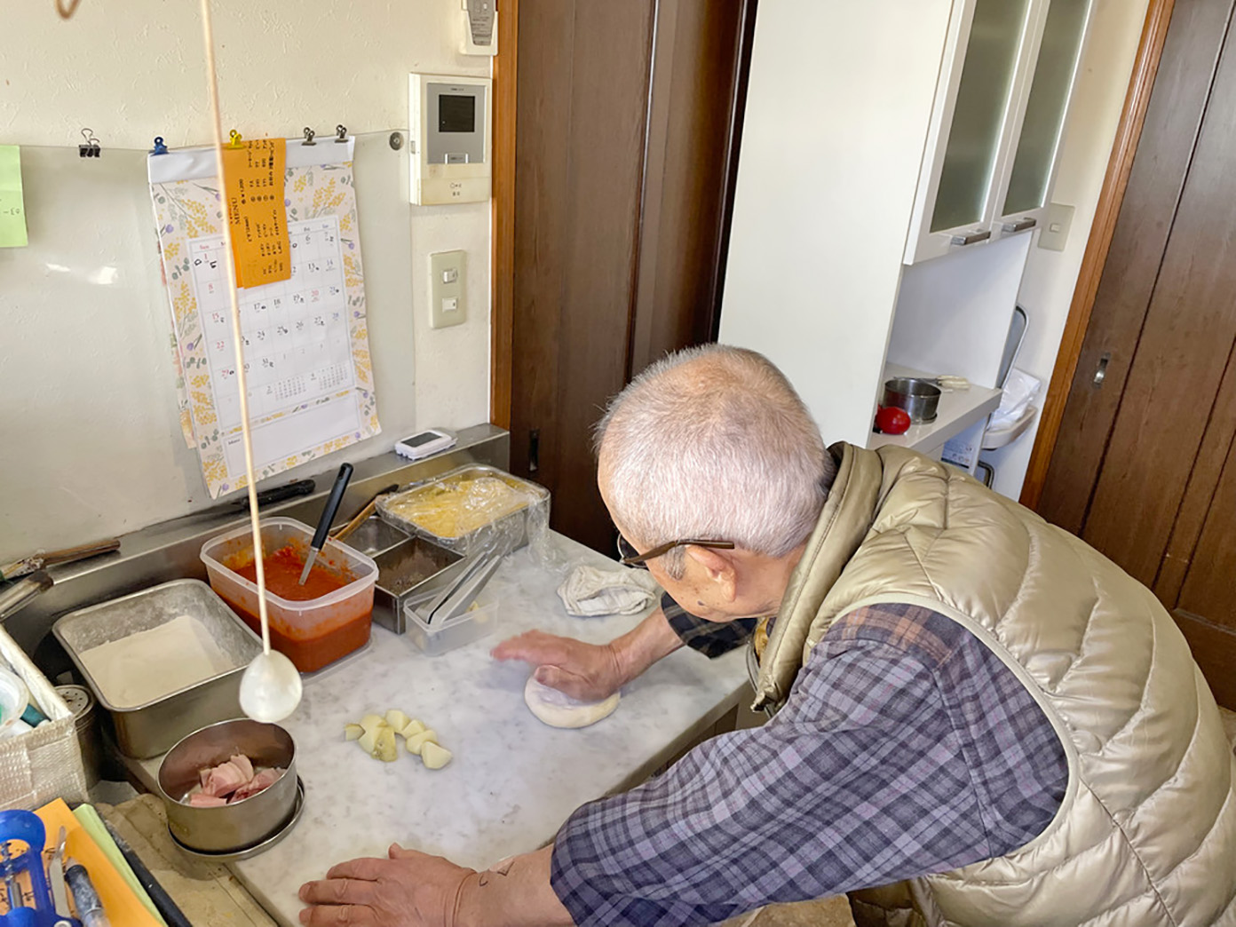 「ロクサン」の店主とキッチン