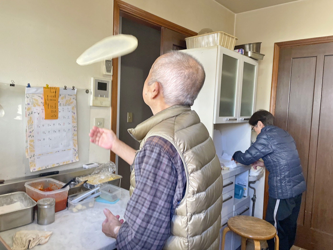 「ロクサン」の店主とピザ生地