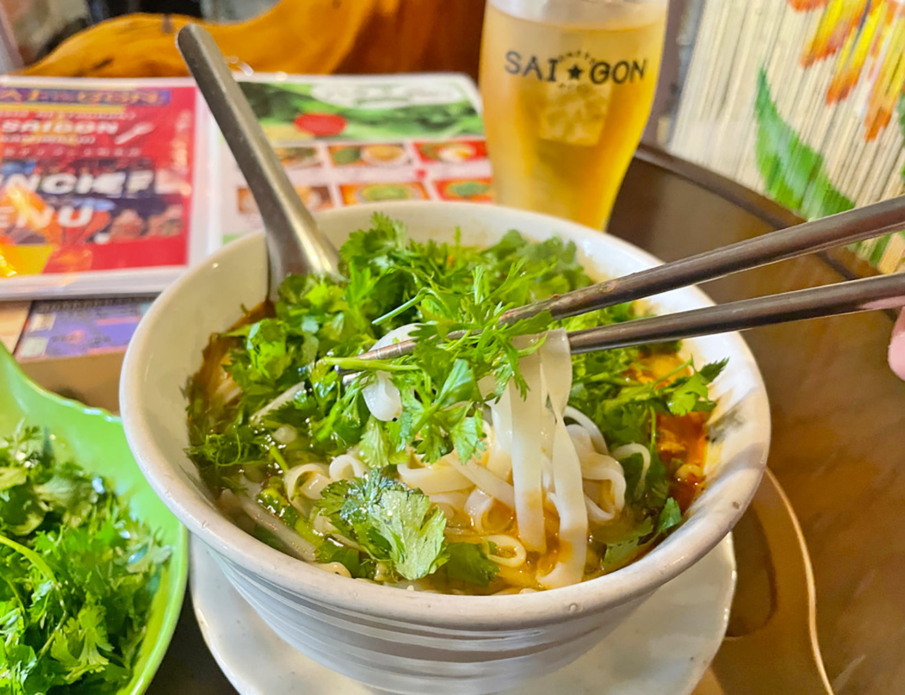 「亜細亜食堂サイゴン上町店」のパクチーもりもり旨辛ひき肉のフォー