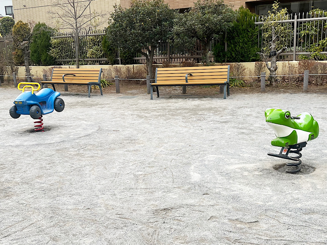 「若林もみじ公園」の遊具とベンチ