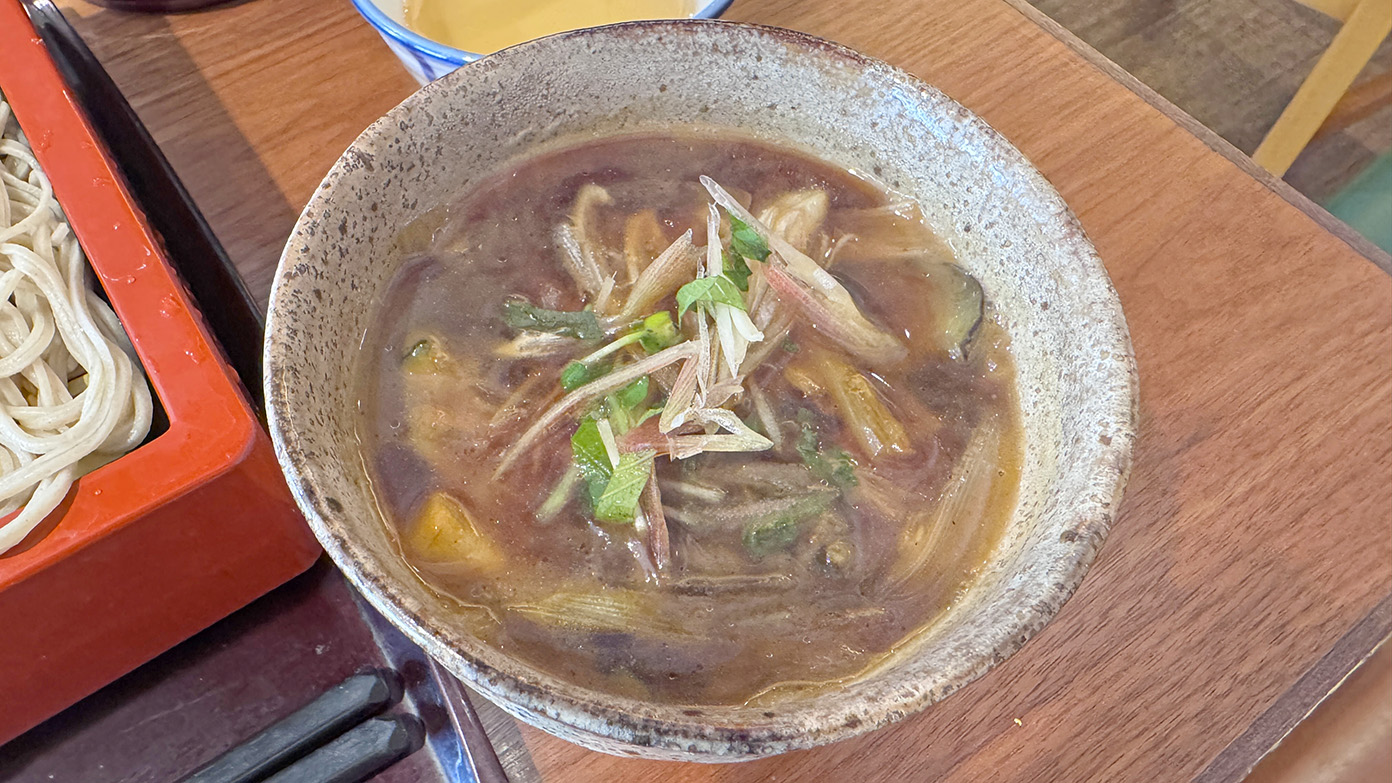 「蕎麦やましん」の夏野菜鶏汁