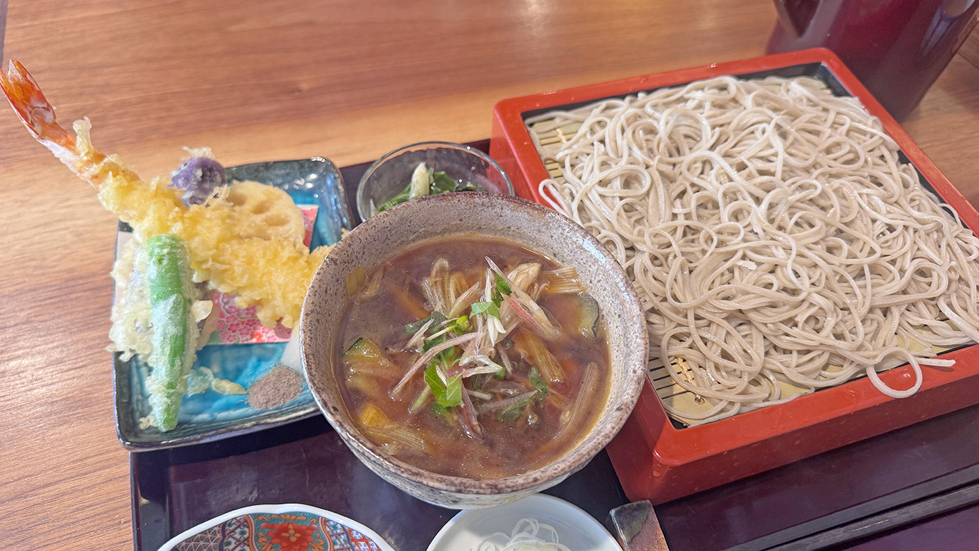 「蕎麦やましん」の夏野菜鶏汁そば