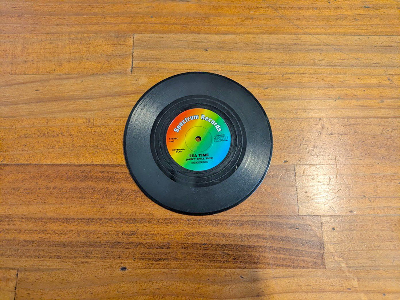 「Day Drip Coffee」のレコード柄のコースター