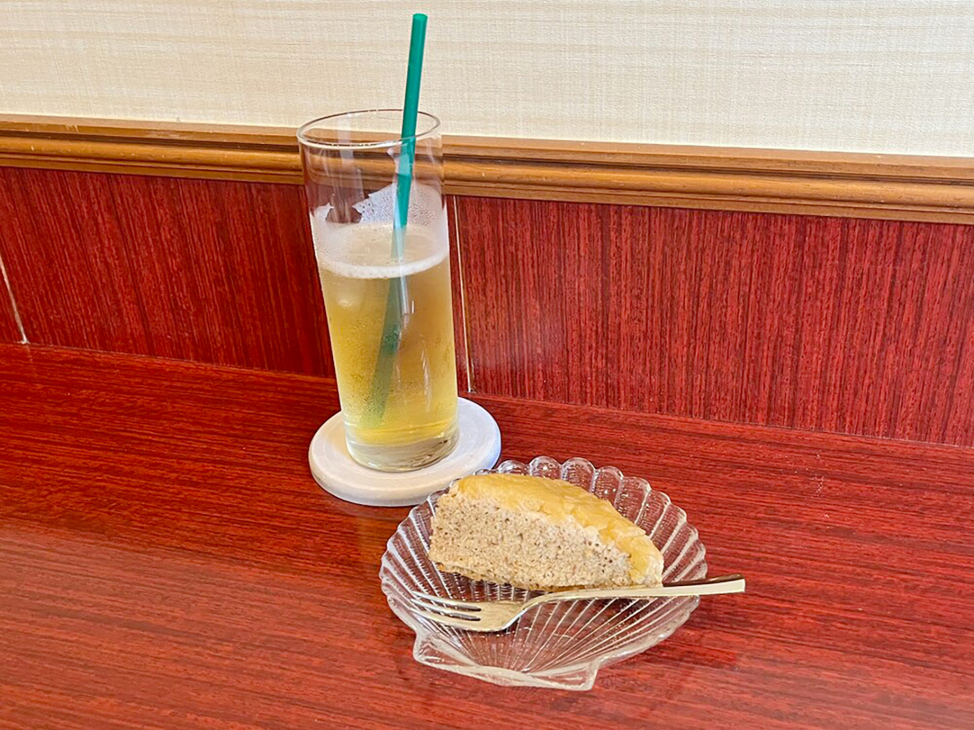 「barcorte」のドリンクとケーキ