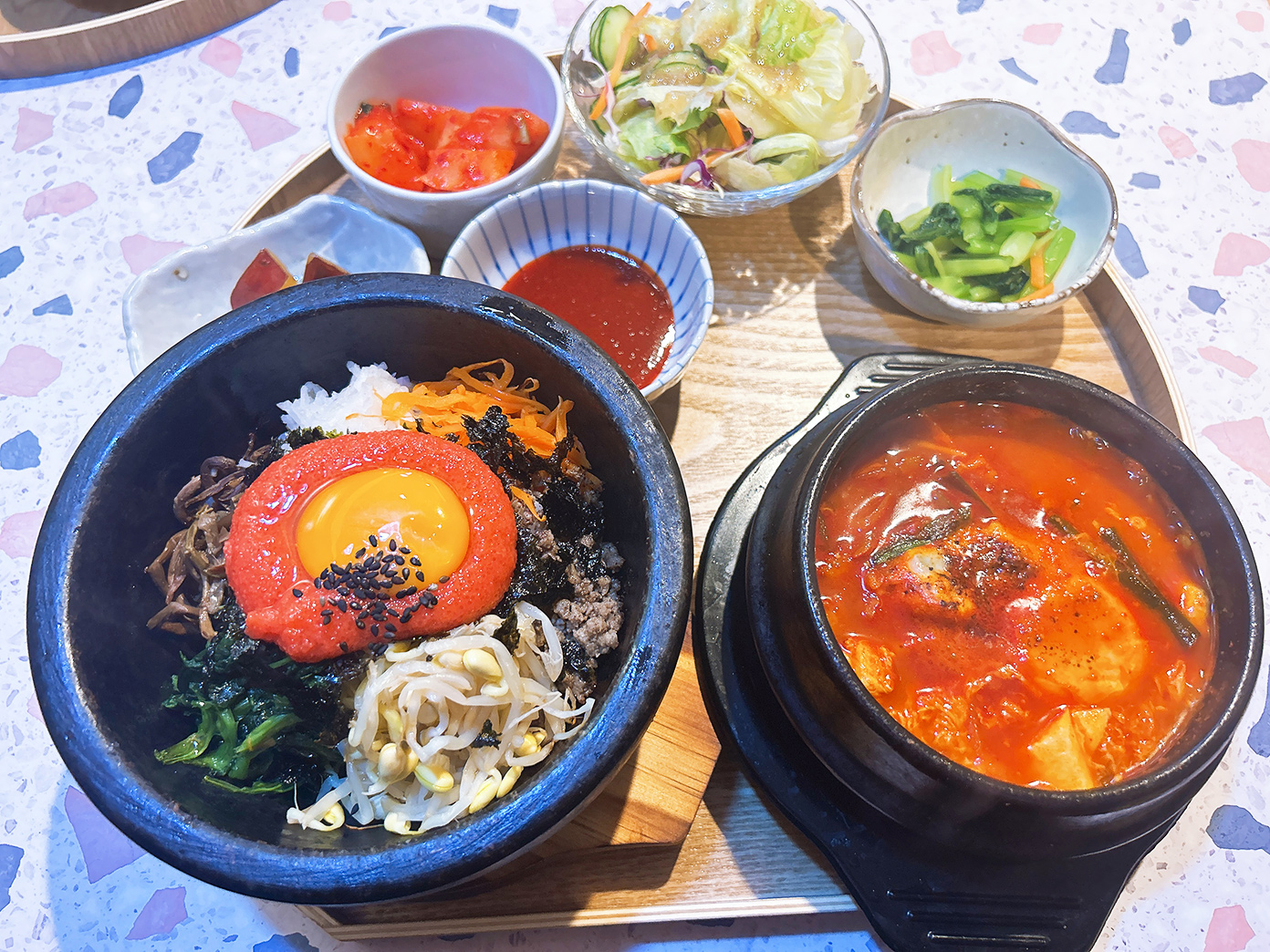 「韓国屋台 ホンデポチャ 吉祥寺店」明太石焼ビビンバ、海鮮純豆腐