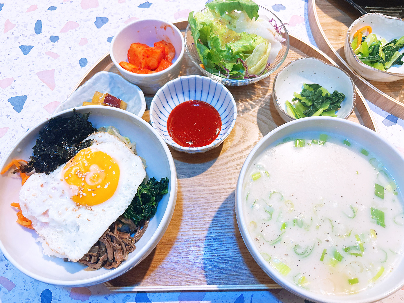 「韓国屋台 ホンデポチャ 吉祥寺店」ナムルビビンバ、ソルロンタン