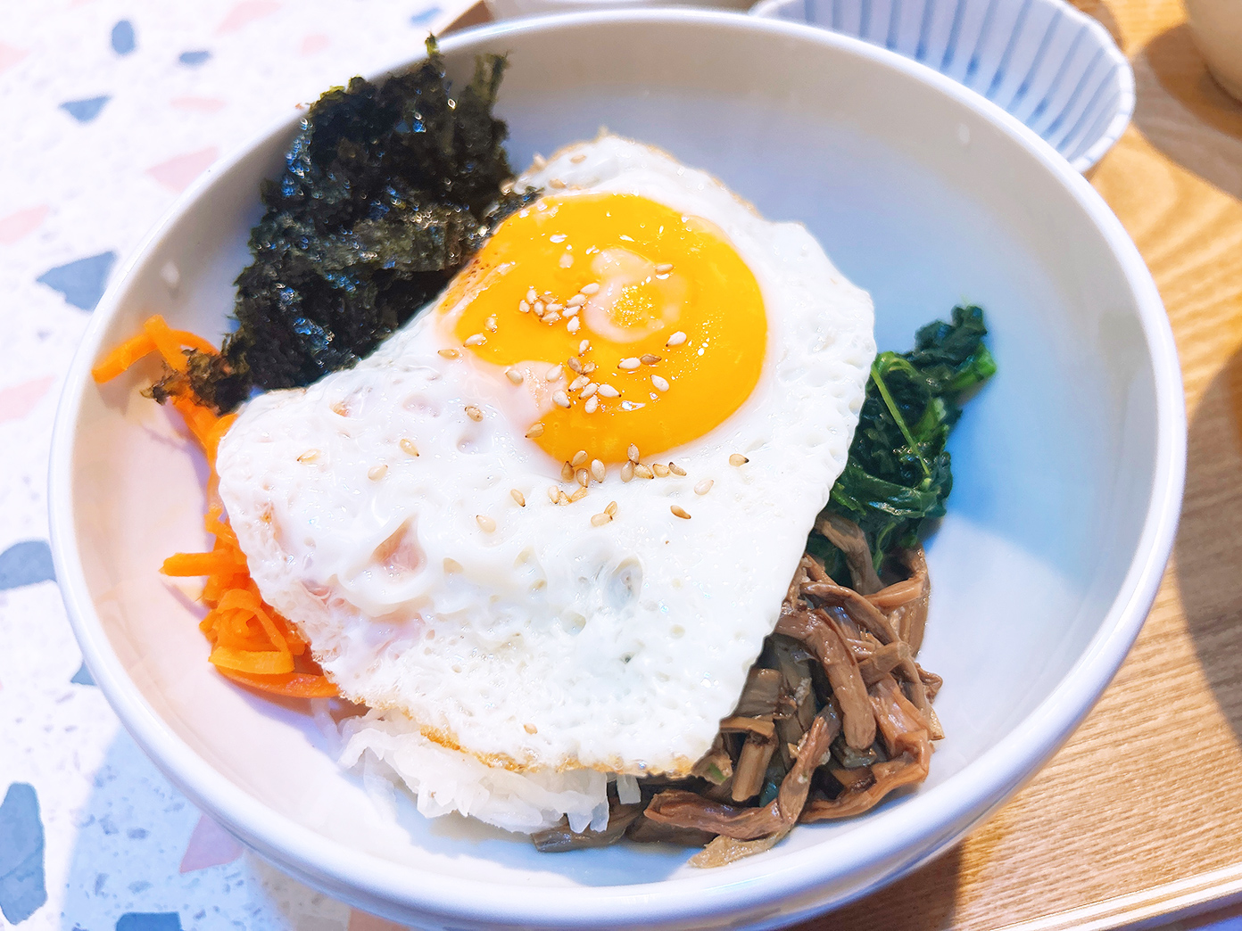 「韓国屋台 ホンデポチャ 吉祥寺店」ナムルビビンバ