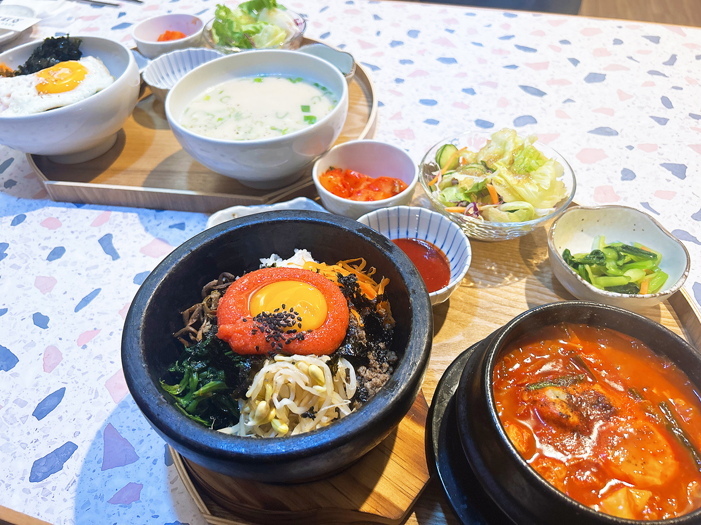 「韓国屋台 ホンデポチャ 吉祥寺店」スペシャル定食2種