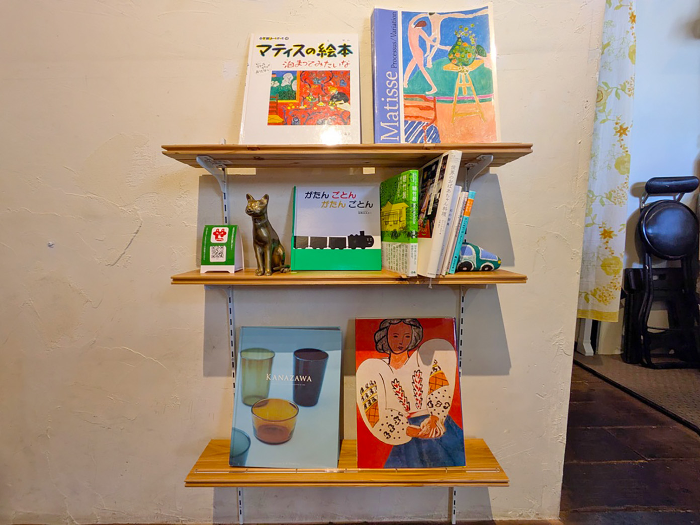 「喫茶メグ」の本棚