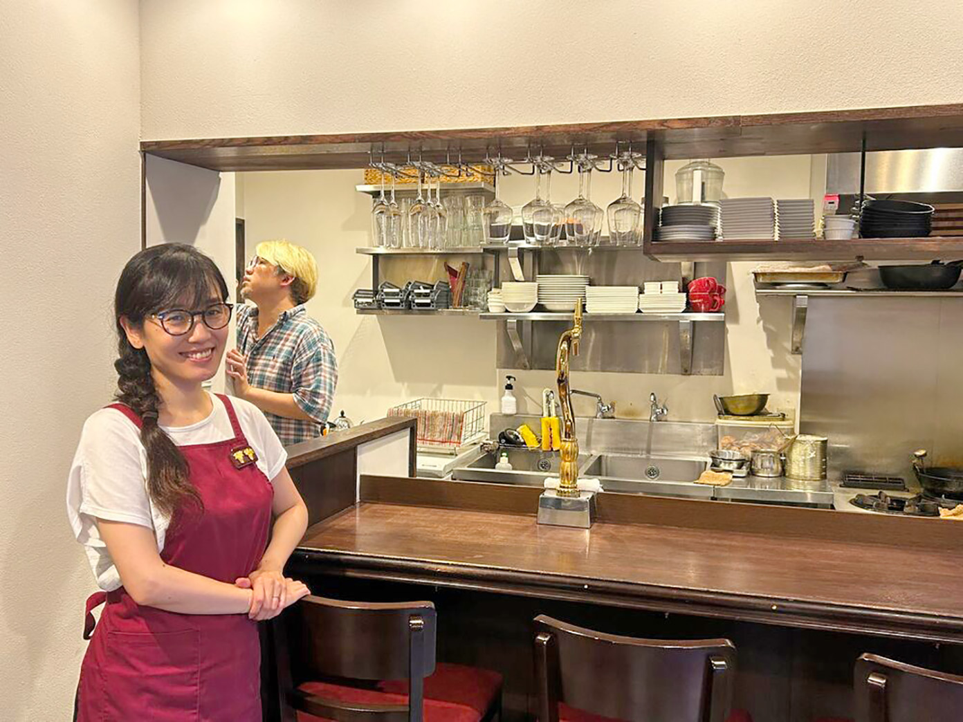「cassiel」の店主とバーカウンター