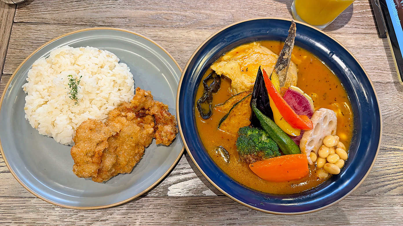 「Rojiura Curry SAMURAI.下北沢店」の侍.ザンギ&チキン1/2と野菜スープカレー