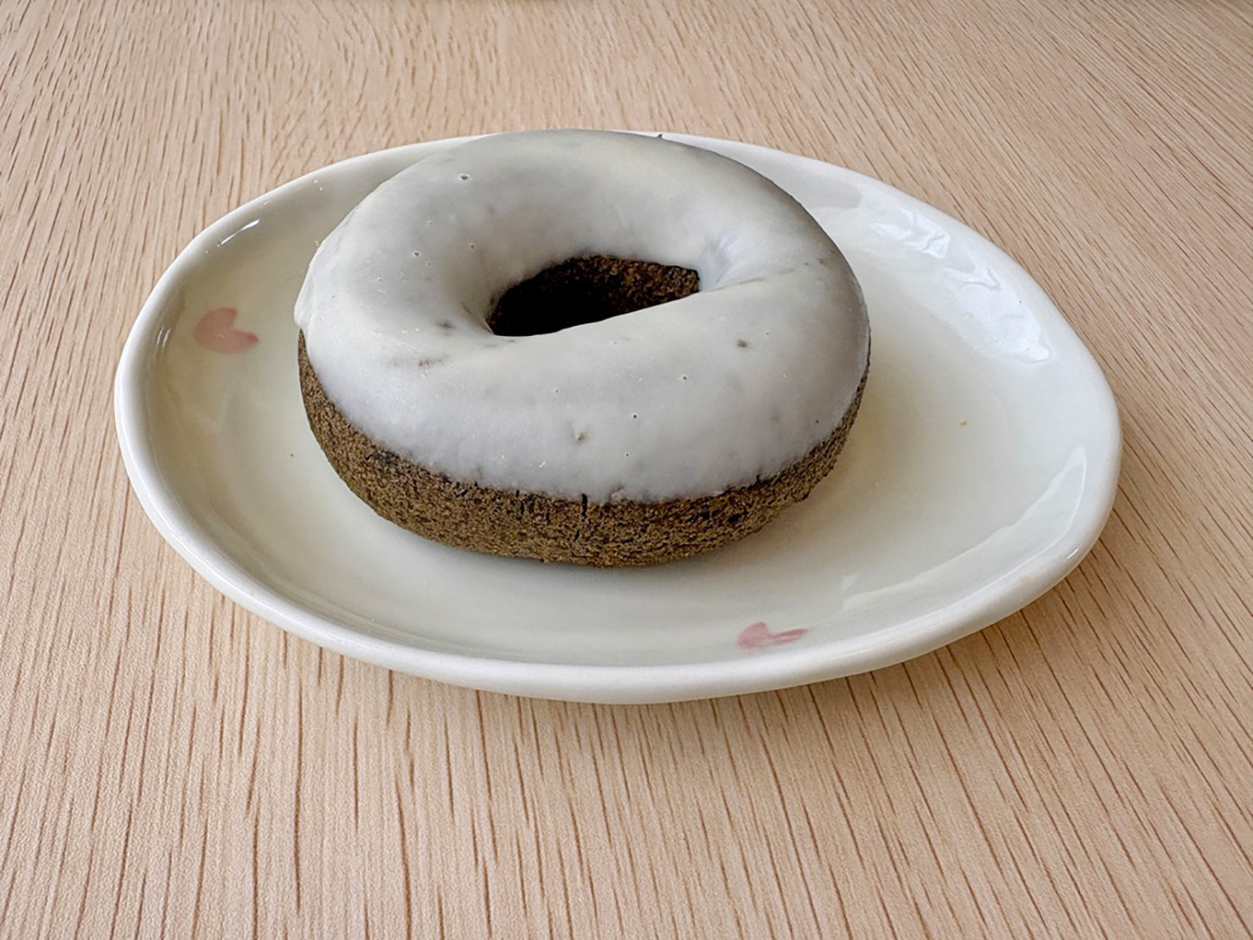 「watowa」の竹炭ホワイトチョコドーナツ