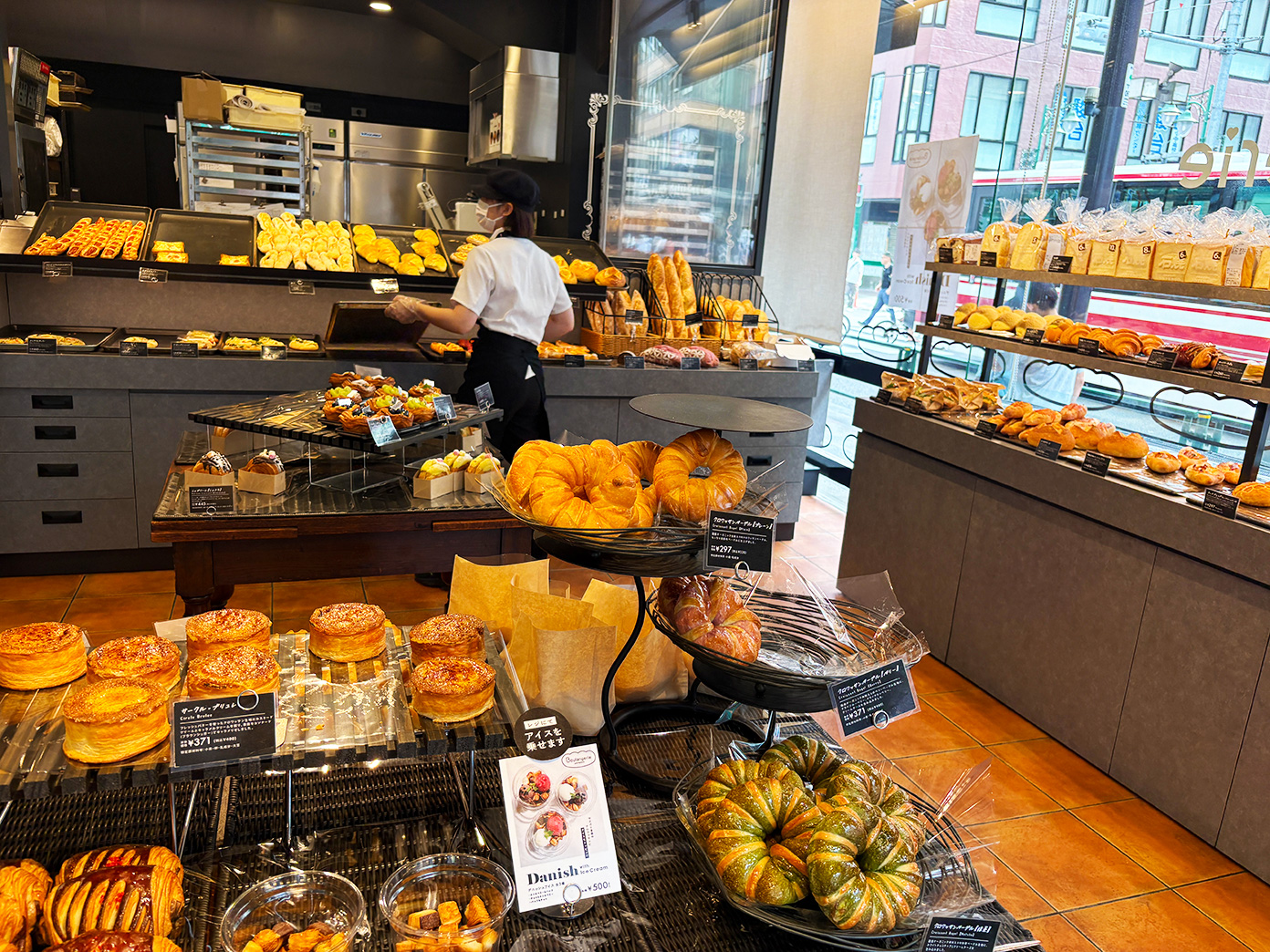 「Boulangerie ANTENDO」店内中央