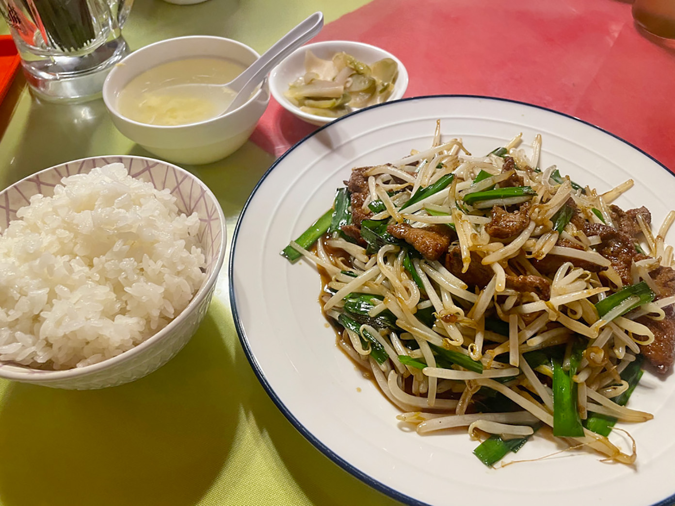 「燕来香」のニラレバもやし定食