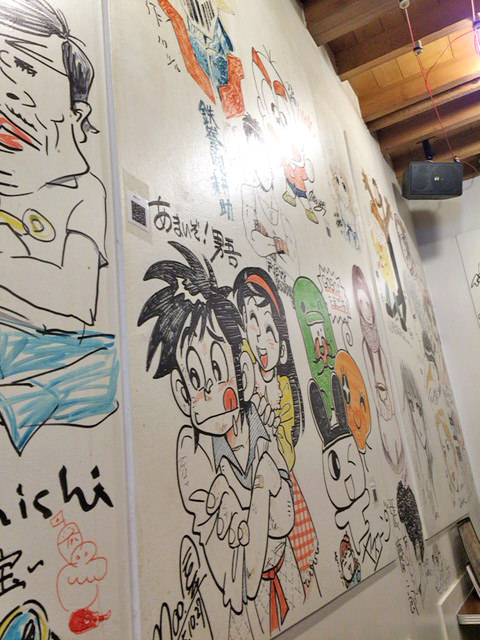 イナズマ カフェ (INAZUMA CAFE)の壁