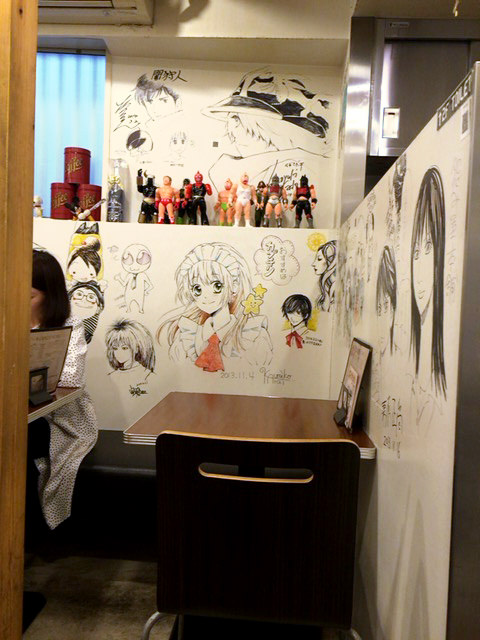 壁一面に人気漫画家のサインが入っているイナズマ カフェ (INAZUMA CAFE)店内2