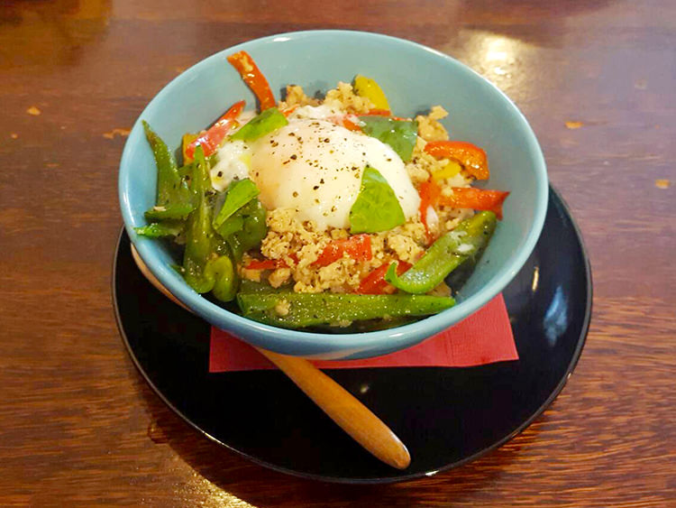 ホノホノカフェのガパオライス・温泉卵のせ 880円