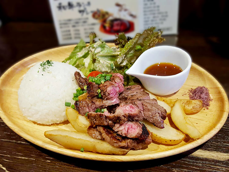 Meet Meats 5バルの牛モモとトモバラ肉(中落ち牛カルビ)の盛り合わせプレート