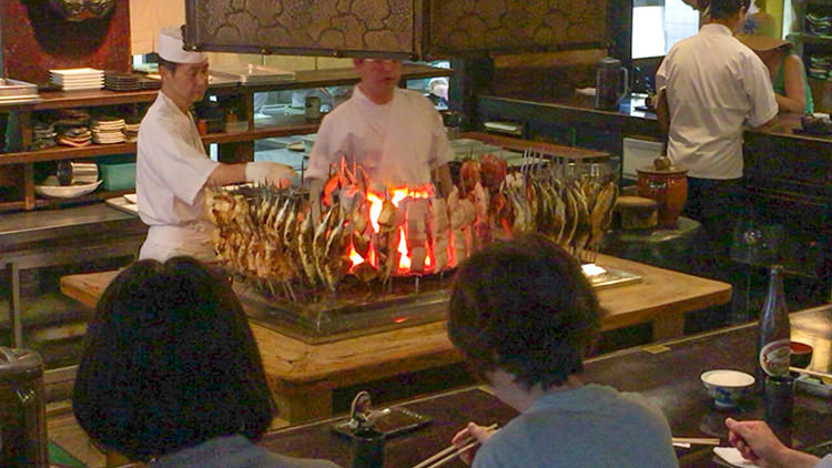 陸蒸気の炭で焼かれる魚