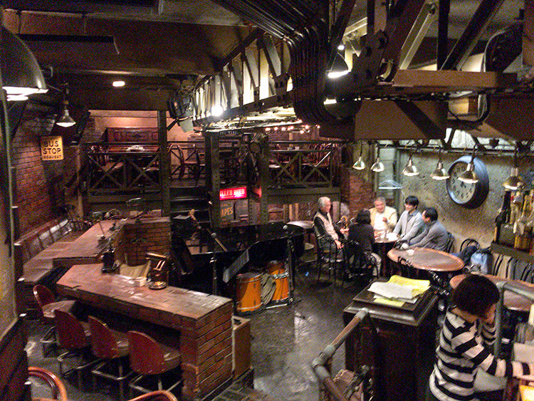 Piano Holl SOMETIMEの店内