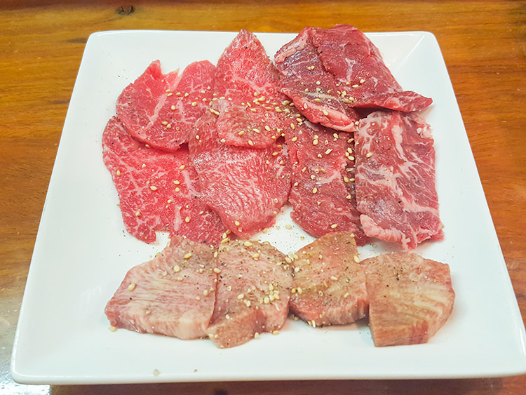 はせ川の牛タン(手前)、ハラミ(右上)、ランプ(左上)