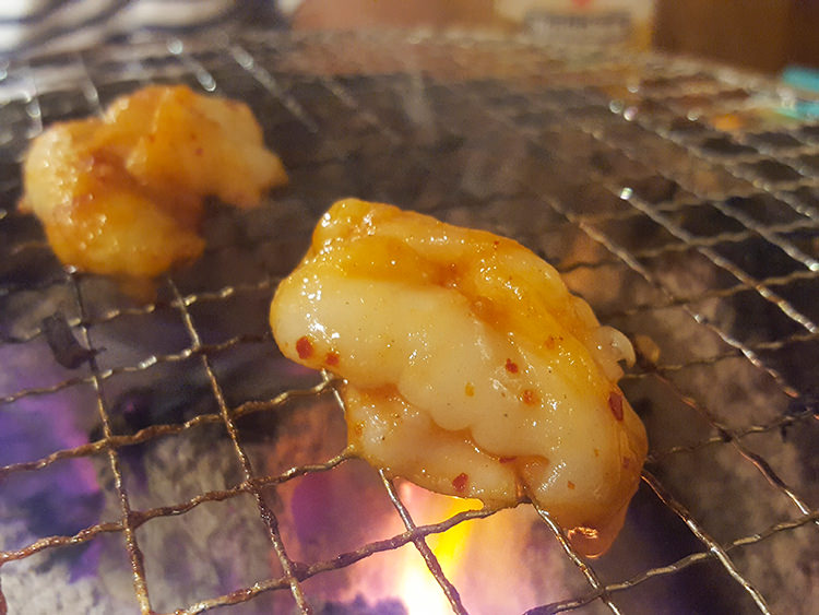 たまには焼肉 高円寺店のホルモン焼の様子