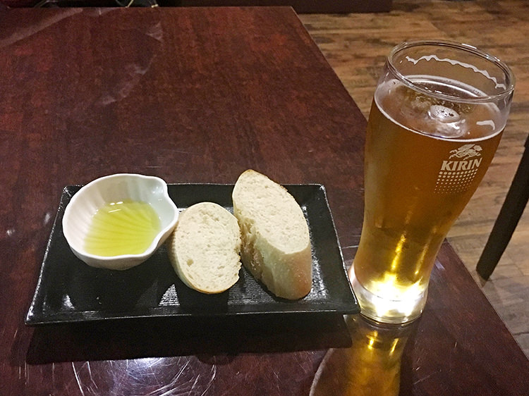 Despacito Diningのお通しのバゲット