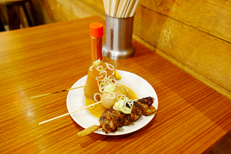 ハモニカ横丁ミタカの左から「大根」(110円)、「玉子」(210円)、「牛すじ」(220円)