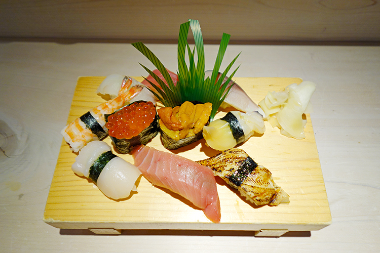 ハモニカ横丁ミタカの「おまかせ10個」(2000円)
