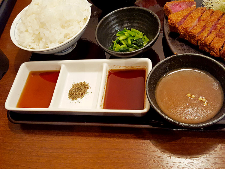 牛カツ専門店 京都勝牛の左からだし醤油、山椒塩、牛カツソース、和風カレーつけ汁