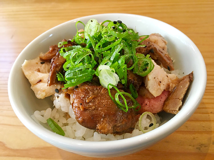 「らーめんとこおりのおやつ ねいろ屋」の炙りチャーシュー飯