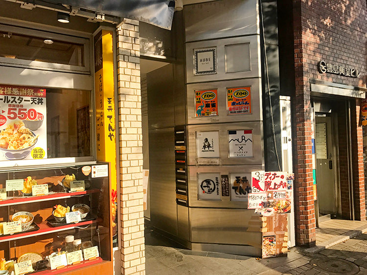 ビルの3階　看板