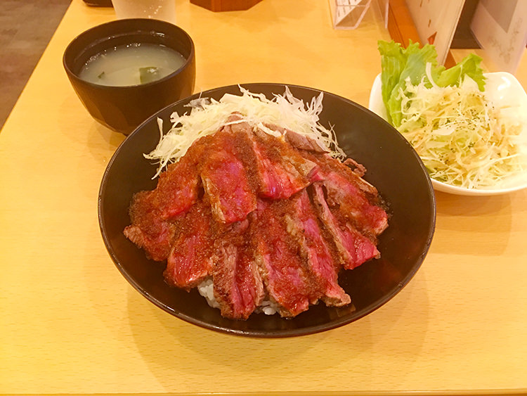 the肉丼の店 吉祥寺店のやわらかランプステーキ丼(卵スープ&サラダセット)