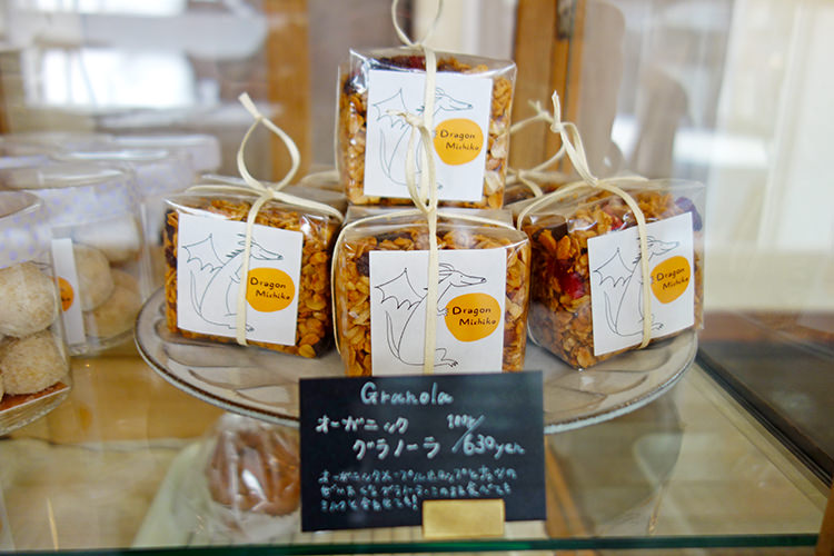 Dragon Michikoのクッキー(各850円~880円)やオーガニックグラノーラ(100g/630円)