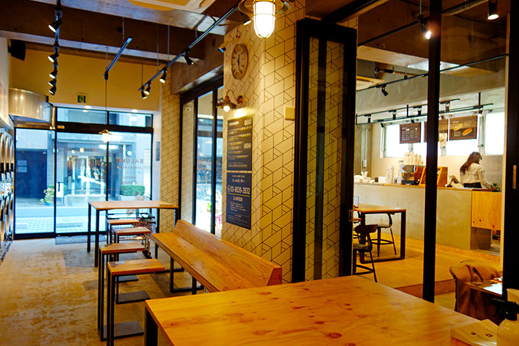 BALUKO LAUNDRY PLACE三鷹(バルコ ランドリー プレイス)のカフェ側の店内