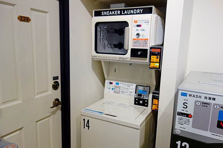 BALUKO LAUNDRY PLACE三鷹(バルコ ランドリー プレイス)のスニーカーの洗濯機