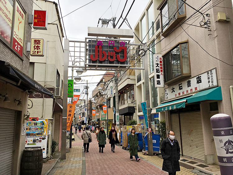 カフェバリチャンプル (cafe Bali Campur)へはルックを通ります