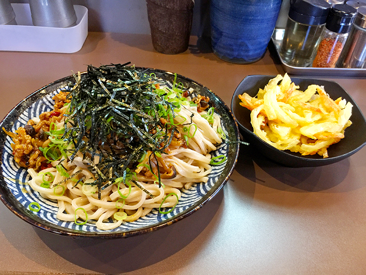 麺彩房の刺激的な辛さとコクのピリ辛そぼろと冷製四川風坦々たれの長野県産石臼引きうどん