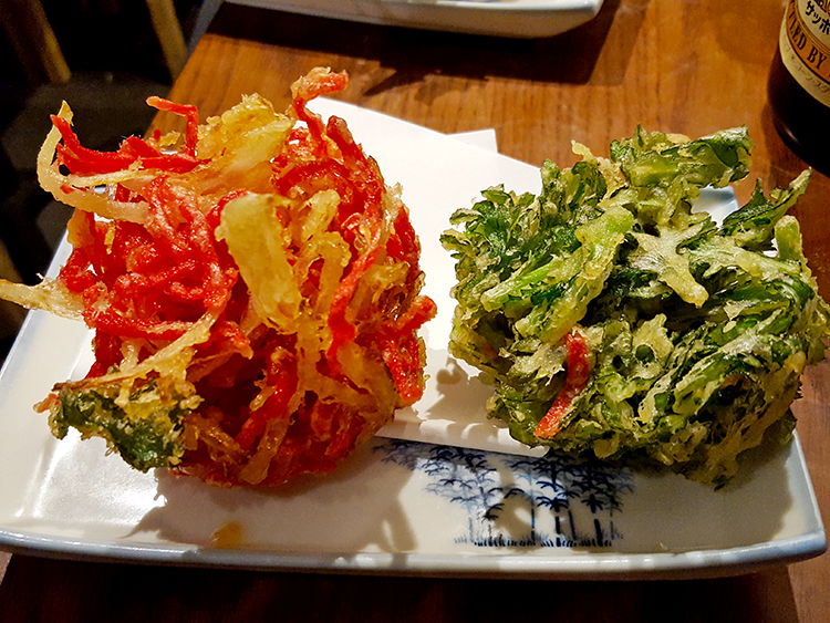 高円寺 うどん酒場 でべその春菊200円、紅生姜250円