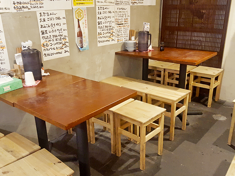 高円寺 うどん酒場 でべその店内