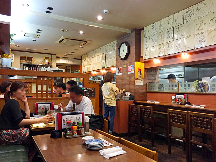 南阿佐ヶ谷 博多鉄なべ餃子なかよしの店内
