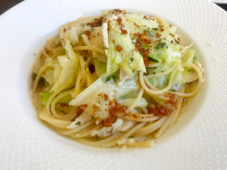 トラットリアトゥッティの茹で鶏とキャベツのパスタ