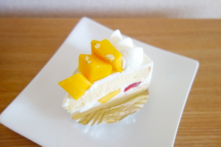 米粉のお菓子屋リリアンのイチゴとマンゴーのケーキ