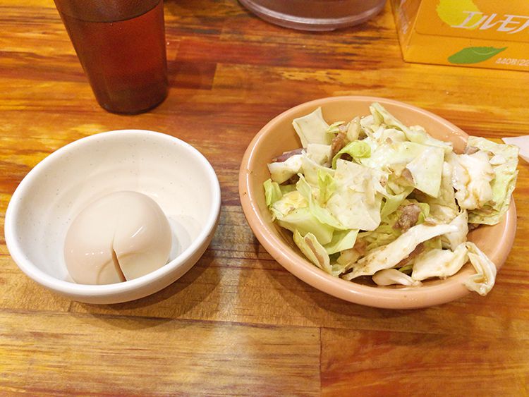 洞くつ家のちぎったキャベツとチャーシューの切れ端をごま油で和えたもの
